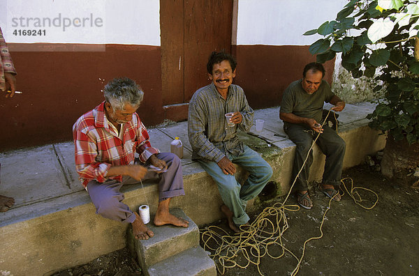Mexico Nayarit Mexcaltitan Fischer beim Netze flicken