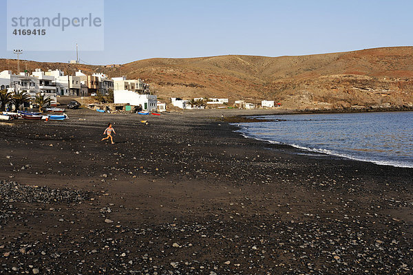 Lajita   Kind rennt am Strand   Fuerteventura   Kanarische Inseln