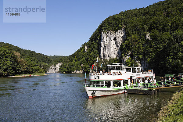 Personenschiffe auf Donau   Donaudurchbruch am Kloster Weltenburg  Niederbayern