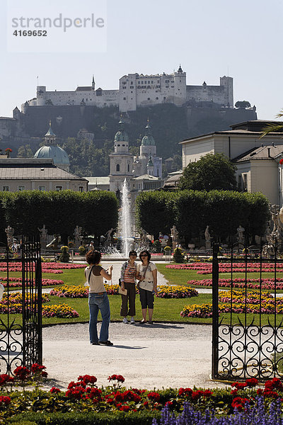 Mirabellgarten mit Blick auf Festung Hohensalzburg  Salzburg   Österreich