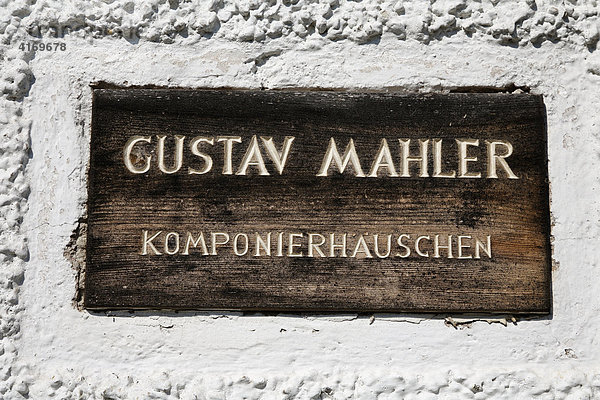 Schild Gustav Mahler Komponierhäuschen am Attersee  Oberösterreich  Salzkammergut  Österreich