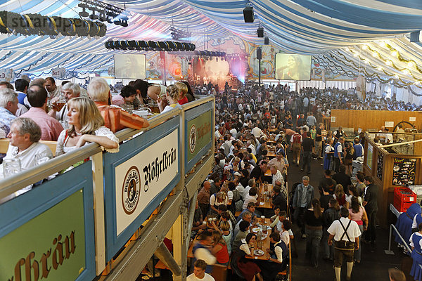 Bierzelt auf Gaeubodenvolksfest (Gaeubodenfest) in Straubing  Gaeuboden  Niederbayern  Deutschland