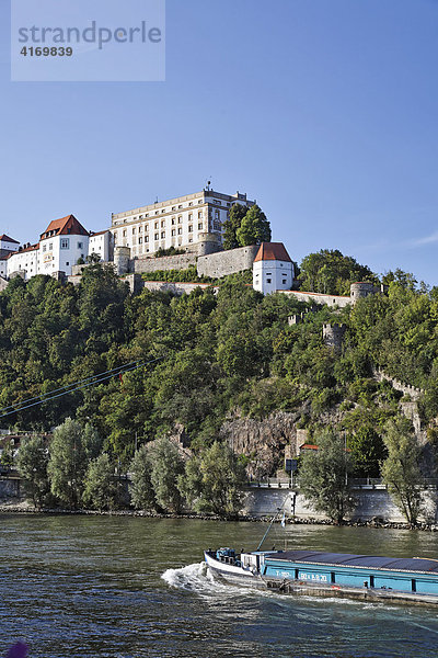 Veste Oberhaus  Frachtschiff auf Donau  Passau  Niederbayern  Deutschland