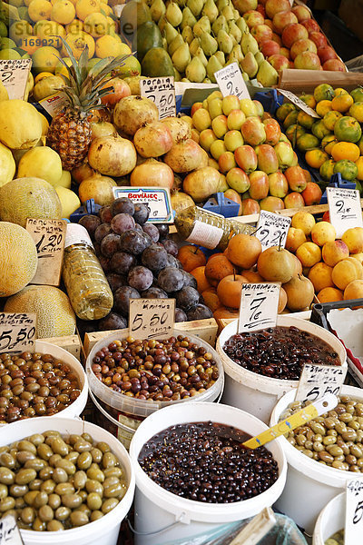 Früchte und Oliven am Markt in Iraklion  Kreta  Griechenland