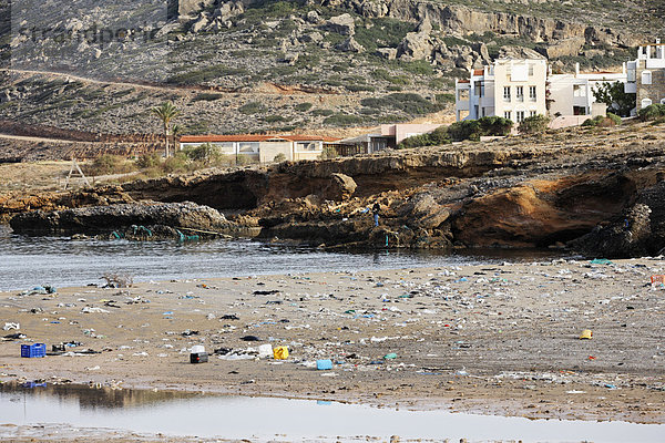 Verschmutzter Strand vor Appartmentanlage Dionysos Village Hotel nahe Sitia  Ostkreta  Kreta  Griechenland
