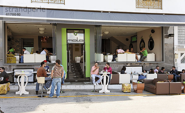 Jugendliche in Cafe  Agios Nikolaos (Aghios Nikolaos)  Kreta  Griechenland