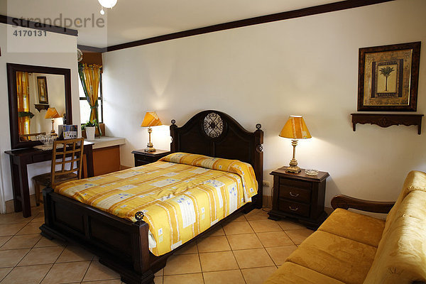 Zimmer mit Doppelbett in Hotel Hacienda Guachipelin Lodge  Rincon de la Vieja  Guanacaste  Costa Rica