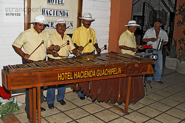 Marimbaphon  Marimba-Spieler in Hotel Hacienda Guachipelin Lodge  Rincon de la Vieja  Guanacaste  Costa Rica