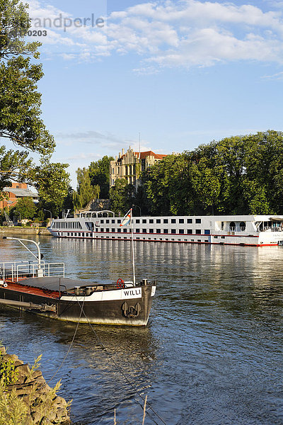 Ehemalige königliche Villa  Sommerresidenz von Maximilian II.  Passagierschiff auf Donau  Regensburg  Oberpfalz  Bayern