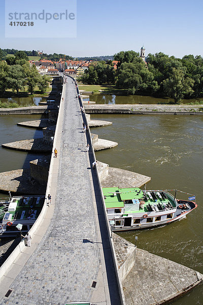 Steinerne Brücke über Donau  Blick von Brücktor-Museum  Regensburg  Oberpfalz  Bayern