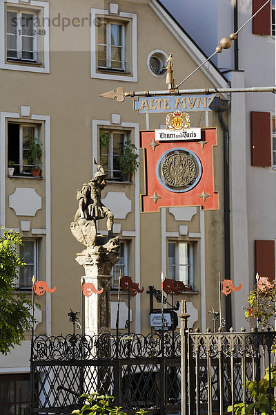 Fischbrunnen und Wirtshausschild Alte Münz am Fischmarkt  Regensburg  Oberpfalz  Bayern