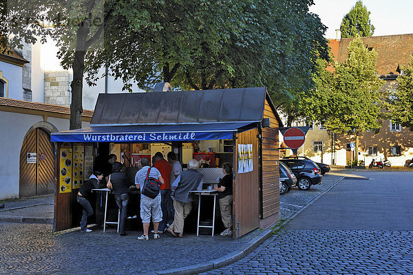 Wurstbraterei Schmidl am Kornmarkt  frühmorgens  Regensburg  Oberpfalz  Bayern