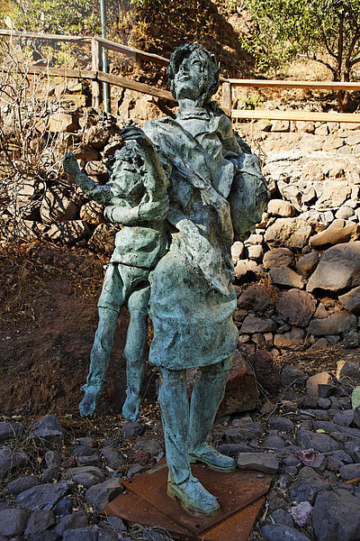 Bronzestandbild Mutter mit Kind  Barranco de Guayadeque  Gran Canaria  Kanaren  Spanien