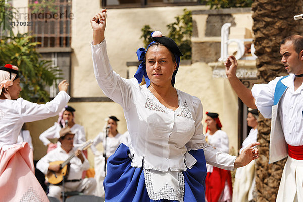 Traditionelle Tänzer  Folklore in Pueblo Canario  Doramas-Park  Las Palmas de Gran Canaria  Kanaren  Spanien
