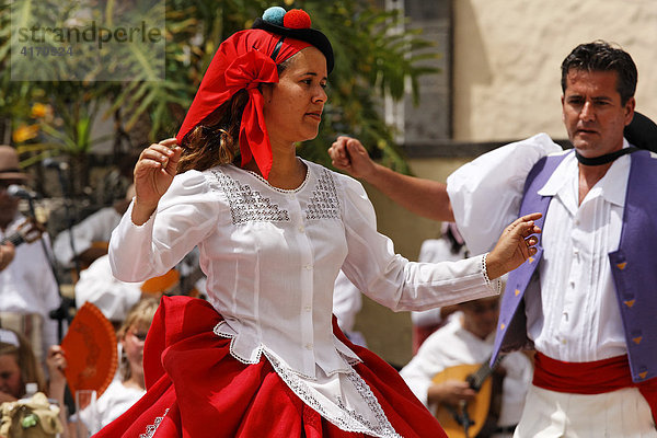Traditionelle Tänzer  Folklore in Pueblo Canario  Doramas-Park  Las Palmas de Gran Canaria  Kanaren  Spanien
