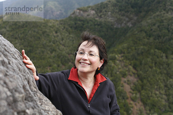 Frau berührt Fels  Nationalpark Garajonay  La Gomera  Kanaren  Spanien Garajonay Nationalpark