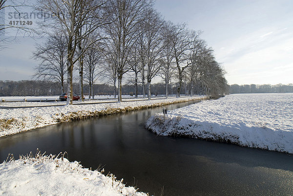 Verschneite Felder  Graben und Landstraße bei Graveland  Noord Holland