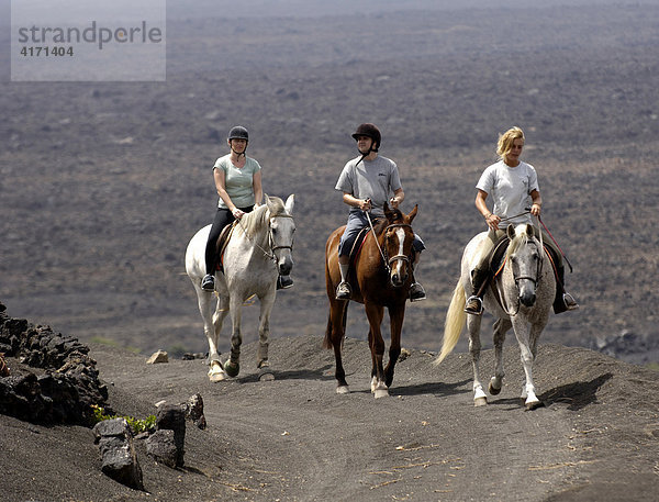 Reiter in der Weinanbauregion La Geria auf Lanzarote Kanarische Inseln