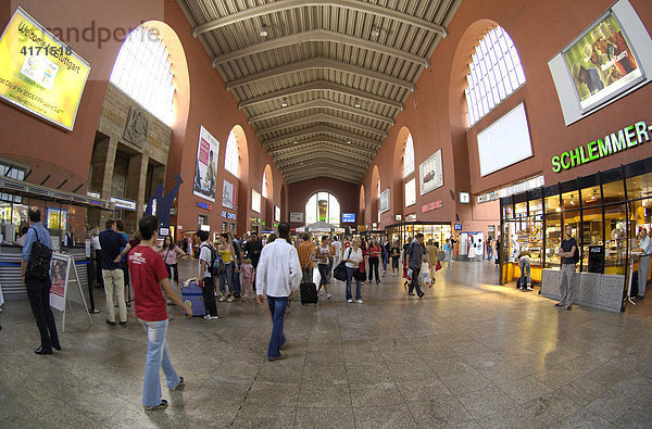 Bahnhofshalle Hauptbahnhof Stuttgart  Baden-Württemberg  Deutschland