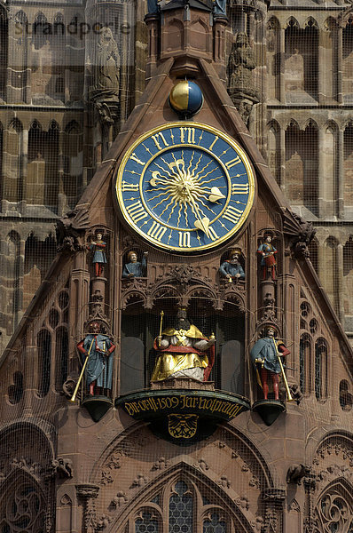 Frauenkirche mit Männleinlaufen und Uhr  Nürnberg  Franken  Deutschland