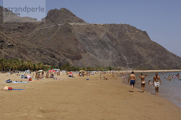 Künstlicher Sandstrand Playa de las Teresitas San Andres Las Montanas de Anaga  Teneriffa  Kanarische Inseln  Spanien