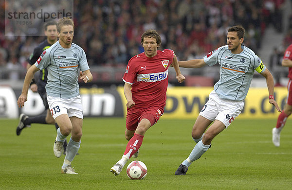 Zweikampf Milorad PEKOVIC (links) und Manuel FRIEDRICH (rechts) FSV Mainz 05 gegen Benny Lauth VfB Stuttgart (Mitte)