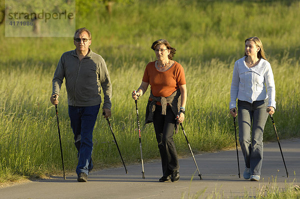 Familie beim Nordic Walking