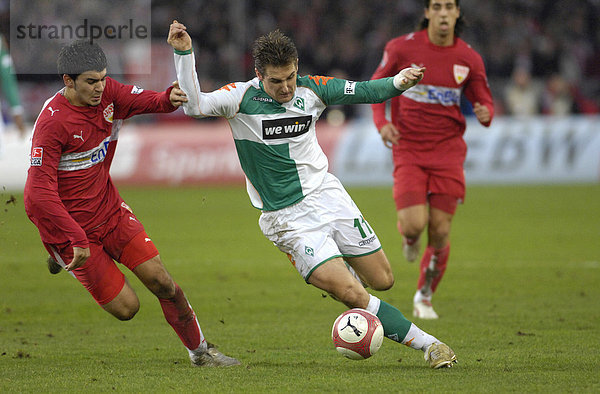 Jungnationalspieler Serdar TASCI VfB Stuttgart im Zweikampf mit Nationalspieler Miroslav KLOSE Werder Bremen