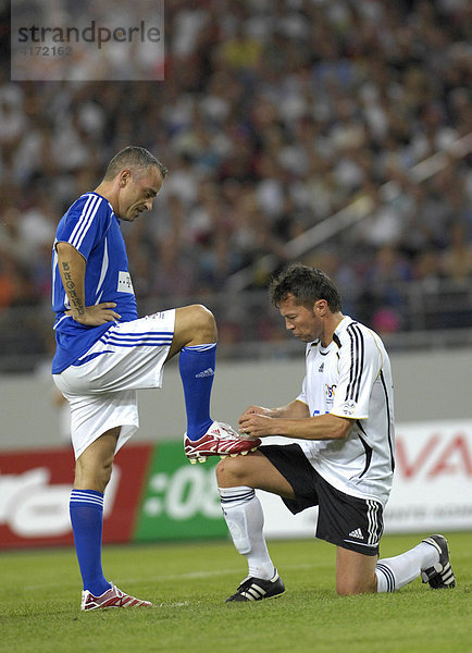 Lothar MATTHÄUS GER poliert Eros RAMAZZOTTI ITA die Schuhe Jubiläumsspiel 25 Jahre WM-Finale Deutschland - Italien (4:4)