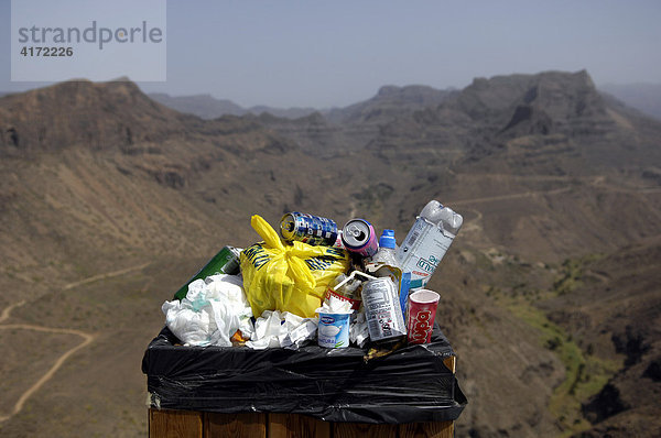 Müll im Naturschutzgebiet  Gran Canaria  Kanarische Inseln  Spanien
