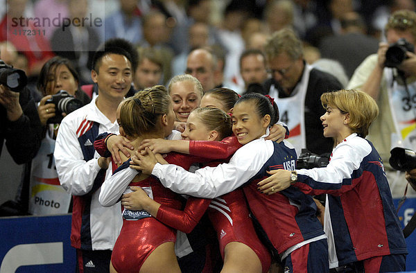 USA Turn-Team freut sich über Goldmedaille im Team-Finale Kunstturn-WM 2007 Stuttgart Baden-Württemberg Deutschland