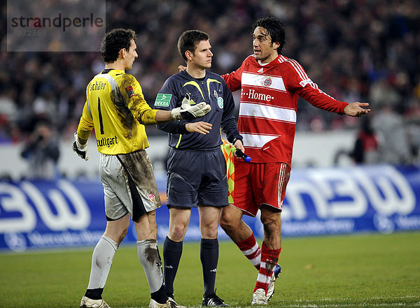 Schiedsrichter-Assistent Frank WILLENBORG schlichtet zwischen Torhüter Raphael SCHÄFER VfB Stuttgart (links) und Luca TONI FC Bayern München (rechts)