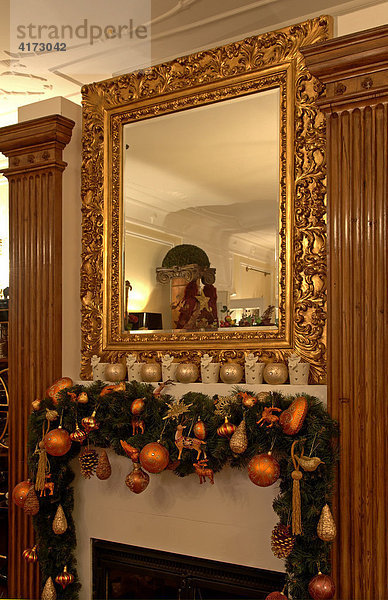Weihnachtlicher Kaminschmuck mit goldgerahmtem Spiegel  Weihnachtsdekoration