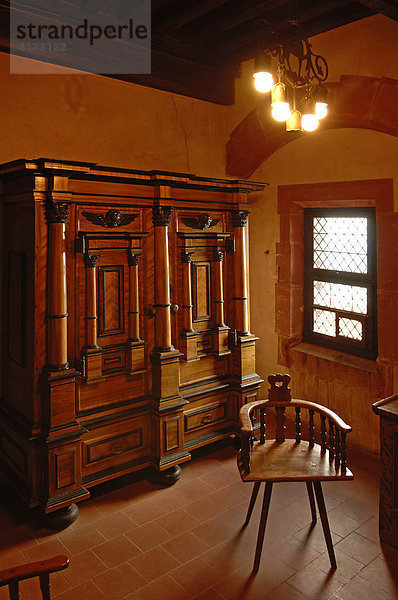 Prachtvoller Schrank und Stuhl in einem Burgzimmer der Hohkönigsburg  Elsaß  Frankreich  Deutschland