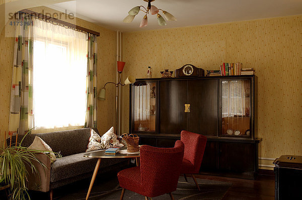 Wohnzimmer der 50er Jahre mit Schrank  Sofa  Sessel  Lampe und Tisch  Lauf a. d. Pegnitz  Mittelfranken  Bayern  Deutschland  Europa