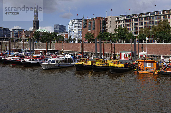 Schiffe vor Anker  hinten der Michel  Wahrzeichen Hamburgs  Hamburg  Deutschland  Europa