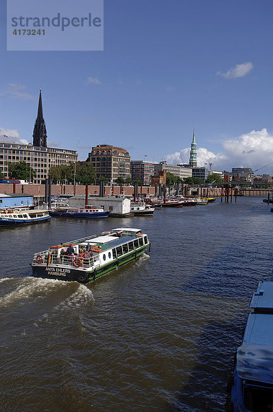 Passagierschiff auf einem Elbarm  kleine Hafenrundfahrt im Hamburger Hafen  Hamburg  Deutschland  Europa