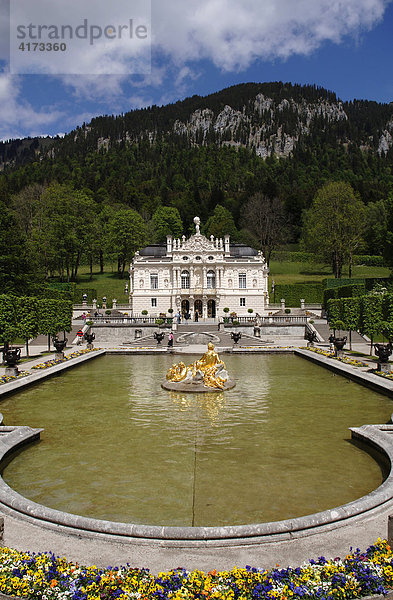 Schloss Linderhof  Frontansicht mit Brunnen  Linderhof  Oberbayern  Bayern  Deutschland  Europa