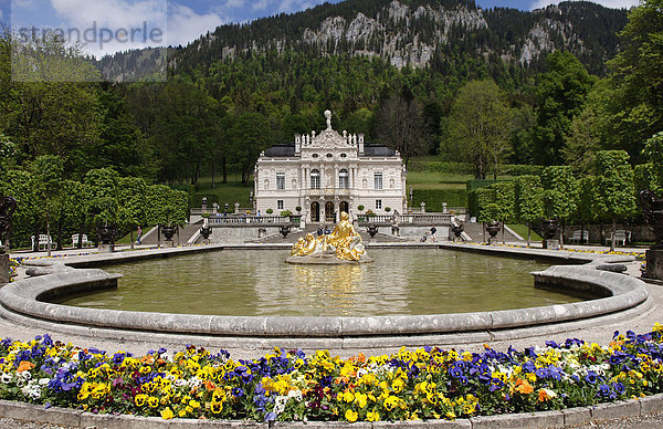 Schloss Linderhof  Frontansicht mit Brunnen  Oberbayern  Bayern  Deutschland  Europa