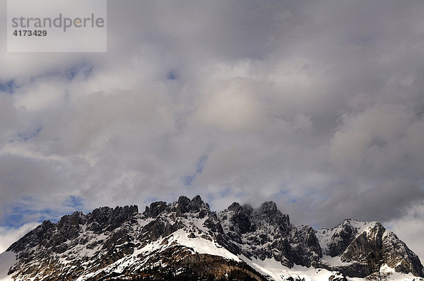 Gebirge Wilder Kaiser mit Regenwolken bei Going  Tirol  Österreich