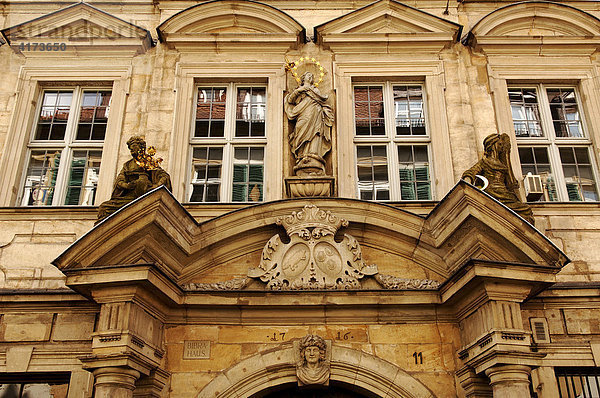 Eingangsportal Bibra Haus mit Heiligenfigur  Bamberg  Oberfranken  Bayern  Deutschland  Europa