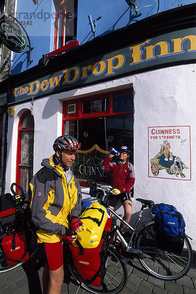 Fahrradfahrer rasten vor einem irischen Pub  Ballinasloe  Galway  Irland