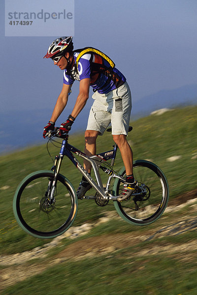 Mountainbiker fährt bergab