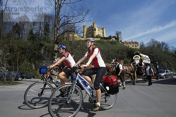 Zwei Radfahrer  König Ludwig-Tour  Hohenschwangau  Füssen  Allgäu  Bayern  Deutschland