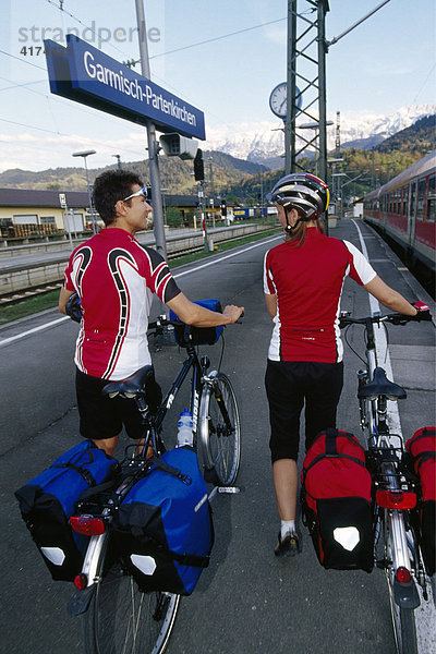 Radfahrer warten auf den Zug  König Ludwig Tour  Garmisch-Partenkirchen  Bayern  Deutschland