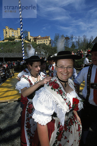 Trachtenträgerinnen vor dem Schloss  Hohenschwangau  Füssen  Allgäu  Bayern  Deutschland