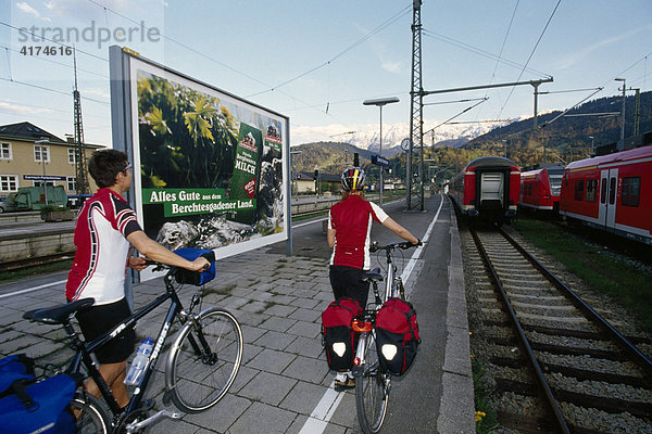 Radfahrer warten auf den Zug in Garmisch-Partenkirchen  Bayern  Deutschland