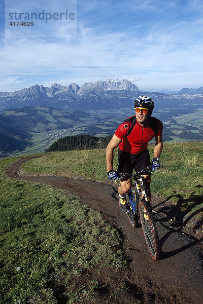 Radfahrer  Kirchberg  Kitzbüheler Alpen  Wilder Kaiser  Tirol  Österreich