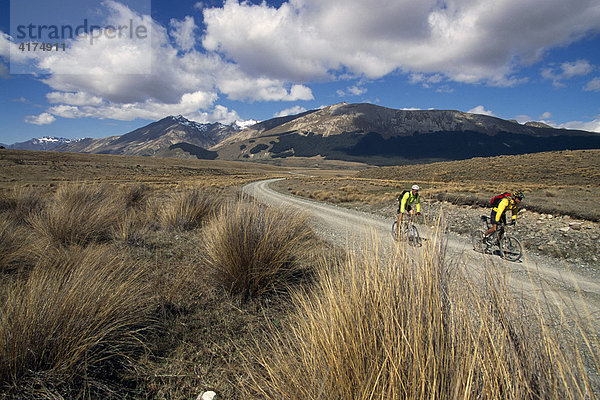 Mountainbiker  Te Anau Downs  Südinsel  Neuseeland