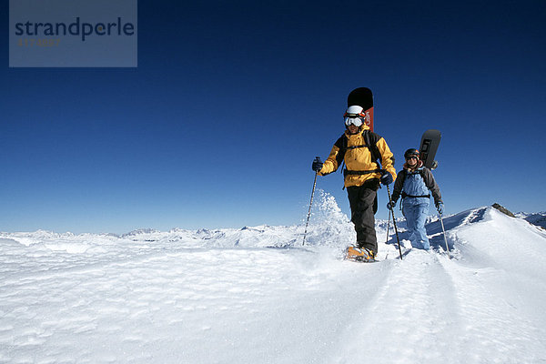 Snowboard  Schneeschuh  Wandererer bei Arosa  Graubünden  Schweiz
